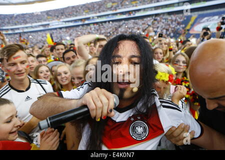 Francfort, Allemagne. 13 juillet 2014. BŸlent Ceylan va stage diving. Le comédien turc allemand BŸlent Ceylan effectuée au calme sur les Commerzbank-Arena à venir de l'affichage public de la finale de la Coupe du Monde de la FIFA 2014 entre l'Allemagne et l'Argentine. Crédit : Michael Debets/Alamy Live News Banque D'Images