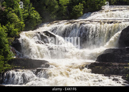 La partie supérieure des cascades de Baker's Brook Falls au Gros-Morne Parc Natrional, Terre-Neuve, Canada Banque D'Images