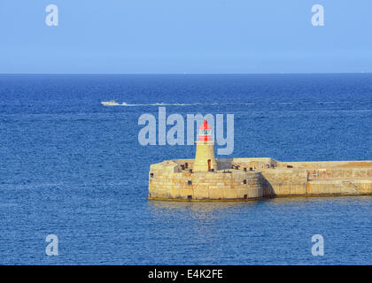 Phare à l'entrée au Grand Port de La Valette, Malte Banque D'Images