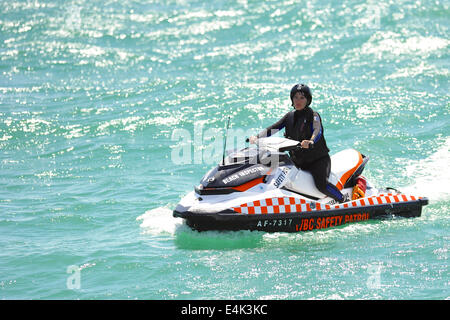 Worthing, Sussex, UK. Le 13 juillet, 2014. Une sécurité à l'eau de jetski Worthing Birdman Crédit : La concurrence internationale Michael Preston/Alamy Live News Banque D'Images