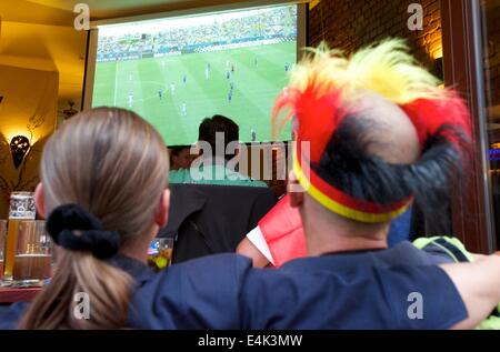 Leipzig, Allemagne. Le 13 juillet, 2014. Spectateurs regarder la Coupe du Monde 2014 match de finale entre l'Allemagne et l'Argentine ata public viewing à Leipzig, Allemagne, 13 juillet 2014. Photo : Peter Endig/ZB/dpa/Alamy Live News Banque D'Images