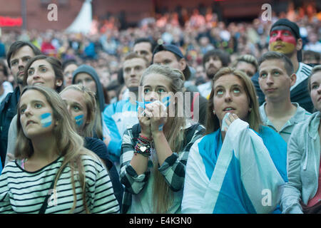 Berlin, Allemagne. Le 13 juillet, 2014. Fans d'Argentine regarder la Coupe du Monde 2014 match de finale entre l'Allemagne et l'Argentine au Kulturbrauerei à Berlin, Allemagne, 13 juillet 2014. Photo : Maurizio Gambarini/dpa/Alamy Live News Banque D'Images