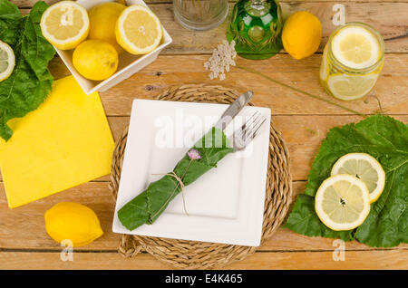 La vie encore d'une table rustique créé en couleurs d'été. Banque D'Images