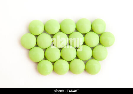 Green pills isolated on white Banque D'Images