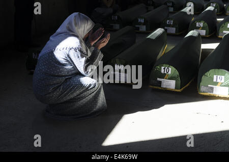 Srebrenica, en Bosnie. 14 juillet, 2014. Anniversaire du massacre de Srebrenica, en Bosnie, où plus de 8000 civils musulmans ont été tués en 1995 par l'armée serbe. La prière funéraire est effectuée pour les 175 victimes de Srebrenica nouvellement identifiés au cours de la cérémonie funéraire de masse au Cimetière et Mémorial de Srebrenica-Potocari à Srebrenica, en Bosnie-Herzégovine, le 11 juillet 2014. Crédit : Laura TÃƒÂ¡NurPhoto Rraga Garrido/fil/ZUMA/Alamy Live News Banque D'Images