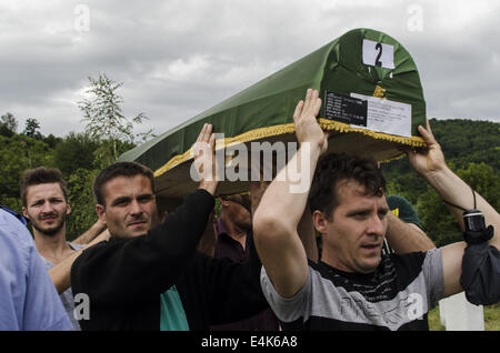 Srebrenica, en Bosnie. 14 juillet, 2014. Anniversaire du massacre de Srebrenica, en Bosnie, où plus de 8000 civils musulmans ont été tués en 1995 par l'armée serbe. La prière funéraire est effectuée pour les 175 victimes de Srebrenica nouvellement identifiés au cours de la cérémonie funéraire de masse au Cimetière et Mémorial de Srebrenica-Potocari à Srebrenica, en Bosnie-Herzégovine, le 11 juillet 2014. Crédit : Laura TÃƒÂ¡NurPhoto Rraga Garrido/fil/ZUMA/Alamy Live News Banque D'Images