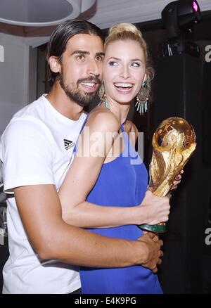 Documentation : Rio de Janeiro, Brésil. 14 juillet, 2014. Sami Khedira et petite amie Lena Gercke célébrant la victoire de l'Allemagne dans la Coupe du Monde de football avec le trophée à l'hôtel Sheraton à Rio de Janeiro, Brésil, le 13 juillet 2014. L'Allemagne a gagné 1-0 contre l'Argentine dans la Coupe du Monde 2014 finale. ( : Pour l'image en relation avec les rapports actuels sur la coupe du monde et avec la source : Photo : Markus Gilliar/DFB/dpa.) Crédit photo : dpa alliance/Alamy Live News Banque D'Images