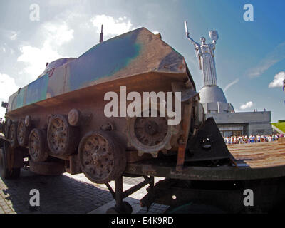 Kiev, Ukraine. Le 13 juillet, 2014. Examiner les visiteurs qui s'est tenue à l'épaule de lance-roquettes russe lors d'une exposition présentant les armes saisies à des groupes armés pro-russes au cours d'une opération anti-terroristes dans l'Est de l'Ukraine, sur la WWII open air museum à Kiev. -- Exposition matériel militaire pris militants pro-russe dans le cadre de l'opération au Antyterrorist l'Ukraine, lors d'une exposition à l'État ukrainien Musée de la Grande guerre patriotique de 1941-1945 ans à Kiev, Ukraine, le 13 juillet 2014. Crédit : Igor Golovnov/Alamy Live News Banque D'Images