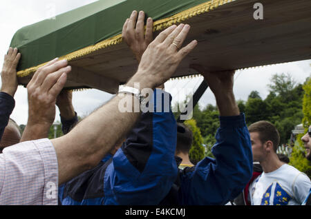 Srebrenica, en Bosnie. 14 juillet, 2014. Anniversaire du massacre de Srebrenica, en Bosnie, où plus de 8000 civils musulmans ont été tués en 1995 par l'armée serbe. La prière funéraire est effectuée pour les 175 victimes de Srebrenica nouvellement identifiés au cours de la cérémonie funéraire de masse au Cimetière et Mémorial de Srebrenica-Potocari à Srebrenica, en Bosnie-Herzégovine, le 11 juillet 2014. Crédit : Laura TÃƒÂ¡NurPhoto Rraga Garrido/fil/ZUMA/Alamy Live News Banque D'Images