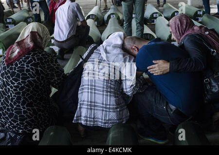 Srebrenica, en Bosnie. 14 juillet, 2014. Anniversaire du massacre de Srebrenica, en Bosnie, où plus de 8000 civils musulmans ont été tués en 1995 par l'armée serbe. La prière funéraire est effectuée pour les 175 victimes de Srebrenica nouvellement identifiés au cours de la cérémonie funéraire de masse au Cimetière et Mémorial de Srebrenica-Potocari à Srebrenica, en Bosnie-Herzégovine, le 11 juillet 2014. Crédit : Laura TÃƒÂ¡NurPhoto Rraga Garrido/fil/ZUMA/Alamy Live News Banque D'Images