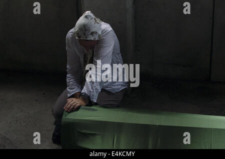 Srebrenica, en Bosnie. 14 juillet, 2014. Anniversaire du massacre de Srebrenica, en Bosnie, où plus de 8000 civils musulmans ont été tués en 1995 par l'armée serbe. La prière funéraire est effectuée pour les 175 victimes de Srebrenica nouvellement identifiés au cours de la cérémonie funéraire de masse au Cimetière et Mémorial de Srebrenica-Potocari à Srebrenica, en Bosnie-Herzégovine, le 11 juillet 2014. Crédit : Laura TÃƒÂ¡NurPhoto Rraga Garrido/fil/ZUMA/Alamy Live News Banque D'Images