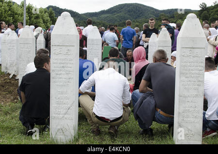 Srebrenica, en Bosnie. 14 juillet, 2014. Anniversaire du massacre de Srebrenica, en Bosnie, où plus de 8000 civils musulmans ont été tués en 1995 par l'armée serbe. La prière funéraire est effectuée pour les 175 victimes de Srebrenica nouvellement identifiés au cours de la cérémonie funéraire de masse au Cimetière et Mémorial de Srebrenica-Potocari à Srebrenica, en Bosnie-Herzégovine, le 11 juillet 2014. Crédit : Laura TÃƒÂ¡NurPhoto Rraga Garrido/fil/ZUMA/Alamy Live News Banque D'Images