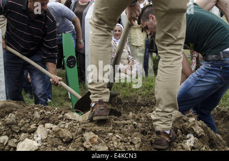 Srebrenica, en Bosnie. 14 juillet, 2014. Anniversaire du massacre de Srebrenica, en Bosnie, où plus de 8000 civils musulmans ont été tués en 1995 par l'armée serbe. La prière funéraire est effectuée pour les 175 victimes de Srebrenica nouvellement identifiés au cours de la cérémonie funéraire de masse au Cimetière et Mémorial de Srebrenica-Potocari à Srebrenica, en Bosnie-Herzégovine, le 11 juillet 2014. Crédit : Laura TÃƒÂ¡NurPhoto Rraga Garrido/fil/ZUMA/Alamy Live News Banque D'Images