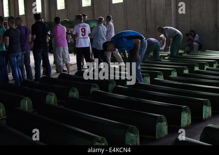 Srebrenica, en Bosnie. 14 juillet, 2014. Anniversaire du massacre de Srebrenica, en Bosnie, où plus de 8000 civils musulmans ont été tués en 1995 par l'armée serbe. La prière funéraire est effectuée pour les 175 victimes de Srebrenica nouvellement identifiés au cours de la cérémonie funéraire de masse au Cimetière et Mémorial de Srebrenica-Potocari à Srebrenica, en Bosnie-Herzégovine, le 11 juillet 2014. Crédit : Laura TÃƒÂ¡NurPhoto Rraga Garrido/fil/ZUMA/Alamy Live News Banque D'Images