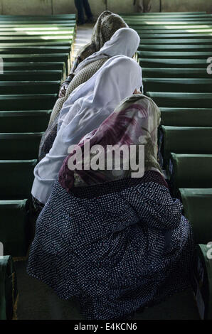 Srebrenica, en Bosnie. 14 juillet, 2014. Anniversaire du massacre de Srebrenica, en Bosnie, où plus de 8000 civils musulmans ont été tués en 1995 par l'armée serbe. La prière funéraire est effectuée pour les 175 victimes de Srebrenica nouvellement identifiés au cours de la cérémonie funéraire de masse au Cimetière et Mémorial de Srebrenica-Potocari à Srebrenica, en Bosnie-Herzégovine, le 11 juillet 2014. Crédit : Laura TÃƒÂ¡NurPhoto Rraga Garrido/fil/ZUMA/Alamy Live News Banque D'Images