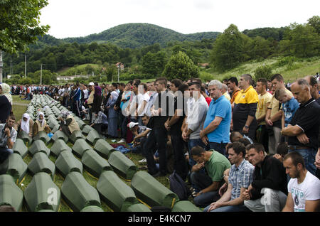 Srebrenica, en Bosnie. 14 juillet, 2014. Anniversaire du massacre de Srebrenica, en Bosnie, où plus de 8000 civils musulmans ont été tués en 1995 par l'armée serbe. La prière funéraire est effectuée pour les 175 victimes de Srebrenica nouvellement identifiés au cours de la cérémonie funéraire de masse au Cimetière et Mémorial de Srebrenica-Potocari à Srebrenica, en Bosnie-Herzégovine, le 11 juillet 2014. Crédit : Laura TÃƒÂ¡NurPhoto Rraga Garrido/fil/ZUMA/Alamy Live News Banque D'Images