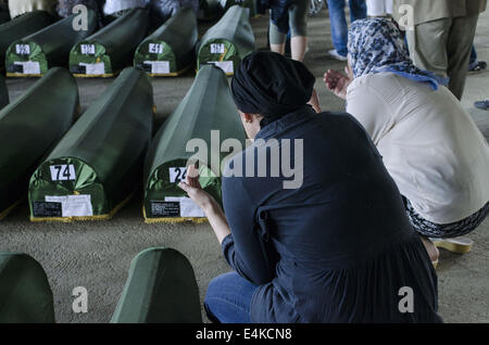 Srebrenica, en Bosnie. 14 juillet, 2014. Anniversaire du massacre de Srebrenica, en Bosnie, où plus de 8000 civils musulmans ont été tués en 1995 par l'armée serbe. La prière funéraire est effectuée pour les 175 victimes de Srebrenica nouvellement identifiés au cours de la cérémonie funéraire de masse au Cimetière et Mémorial de Srebrenica-Potocari à Srebrenica, en Bosnie-Herzégovine, le 11 juillet 2014. Crédit : Laura TÃƒÂ¡NurPhoto Rraga Garrido/fil/ZUMA/Alamy Live News Banque D'Images