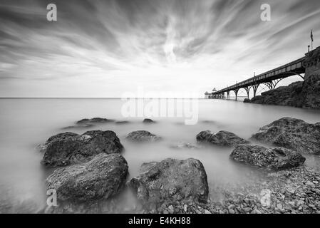 L'exposition longue de jour tourné de Clevedon Pier comme la marée montait. Banque D'Images