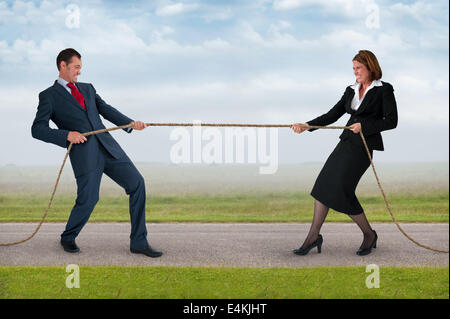 Businessman and businesswoman remorqueur de la guerre concours de force concept de conflit Banque D'Images