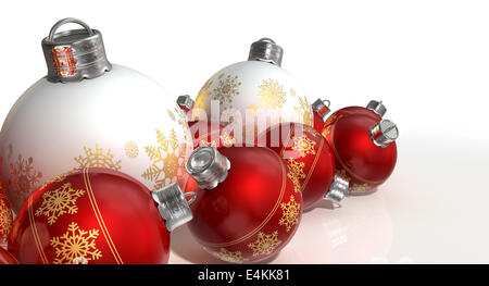 Une collection d'un mélange de petits et gros rouge mat et boules de Noël blanc décorée avec des motifs de flocon orné Banque D'Images
