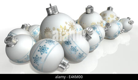 Une collection d'un mélange de petites et grandes boules de Noël blanc mat décorées avec des ornements en or et des motifs flocon Banque D'Images