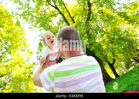 L'homme et bébé jouant à park Banque D'Images
