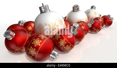Une collection d'un mélange de petits et gros rouge mat et boules de Noël blanc décorée avec des motifs de flocon orné Banque D'Images