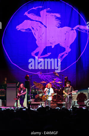 Liverpool, Royaume-Uni. Le 13 juillet, 2014. Neil Young et Crazy Horse lire l'Echo Arena, Liverpool, UK, 13 juillet 2014. L-R Rick Rosas, Frank Sampedro, Ralph Molina, Neil Young. Banque D'Images