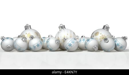 Une collection d'un mélange de petites et grandes boules de Noël blanc mat décorées avec des ornements en or et des motifs flocon Banque D'Images