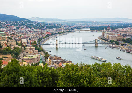 L'Europe de l'Est, Hongrie, Budapest, le Danube, le Pont des Chaînes vu de la Cittadella Banque D'Images