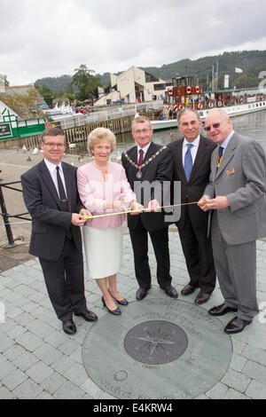 Le lac Windermere, Bowness Bay Promenade, Cumbria, Royaume-Uni. 14 juillet, 2014. Au nom de Sa Majesté la Reine le Lord Lieutenant de Cumbria a dévoilé la plaque commémorative du jubilé de diamant sur Bowness, Promenade 14 juillet 11h. Le Lord-Lieutenant Mme Claire Hensman effectuée le ceromany. De gauche à droite -Nigel Wilkinson .MD Windermere Lake Cruises -Lord Lieutenant de Cumbria .Mme Claire Hensman-Allan Winrow .Maire de Windermere .. Cllr Giles Archibald (costume noir).Mike Blackledge -Rotary Club de Windermere. (Siut gris) dans l'arrière-plan paquebot MV Dougall Crédit : Gordon Shoosmith/Alamy Live News Banque D'Images