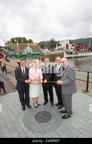 Le lac Windermere, Bowness Bay Promenade, Cumbria, Royaume-Uni. 14 juillet, 2014. Au nom de Sa Majesté la Reine le Lord Lieutenant de Cumbria a dévoilé la plaque commémorative du jubilé de diamant sur Bowness, Promenade 14 juillet 11h. Le Lord-Lieutenant Mme Claire Hensman effectuée le ceromany. De gauche à droite -Nigel Wilkinson .MD Windermere Lake Cruises -Lord Lieutenant de Cumbria .Mme Claire Hensman-Allan Winrow .Maire de Windermere .. Cllr Giles Archibald (costume noir).Mike Blackledge -Rotary Club de Windermere. (Siut gris) dans l'arrière-plan paquebot MV Dougall Crédit : Gordon Shoosmith/Alamy Live News Banque D'Images