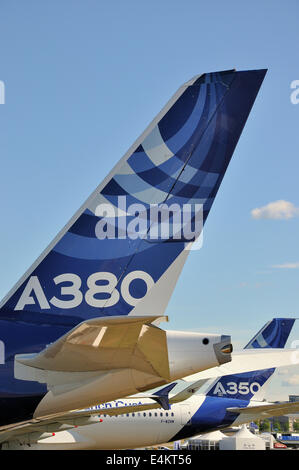 Les Airbus A380 et A350 font partie du programme d'entreprise Airbus. Avion. Queue d'avion à réaction d'avion de ligne au salon Farnborough Banque D'Images