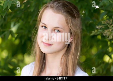 Portrait d'une fille de 14 ans dans la nature Banque D'Images