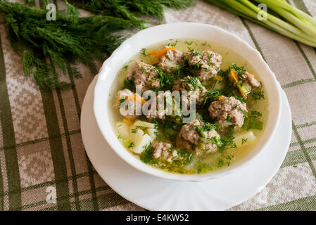 Soupe avec des boulettes de viande et l'oignon et l'aneth frais Banque D'Images