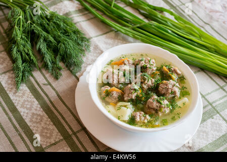 Soupe avec des boulettes de viande et l'oignon et l'aneth frais Banque D'Images