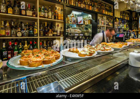 Pinchos ou pintxos servis dans un bar de Bilbao, en Biscaye, Pays Basque, Espagne Banque D'Images