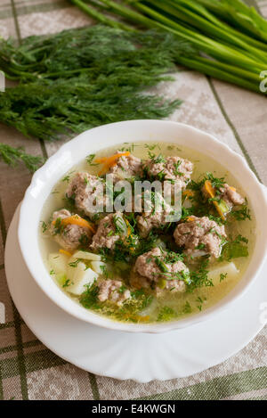 Soupe avec des boulettes de viande et l'oignon et l'aneth frais Banque D'Images