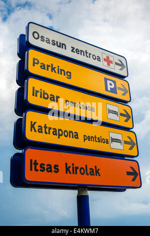 Les plaques de rue avec des indications écrites en langue basque, Getaria, Gipuzkoa, Pays Basque, Espagne Banque D'Images