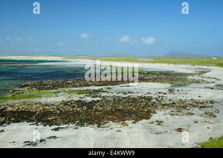 White Shell sables de Baile a' Mhanaich Beach, l'aéroport de Benbecula derrière Banque D'Images