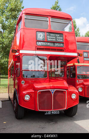 Au total, 136 ont assisté à 60 Routemasters Routemaster Finsbury Park, Londres. Banque D'Images