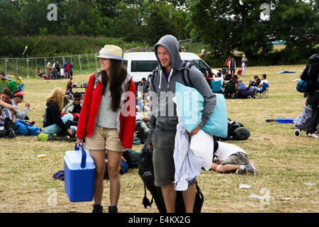 Balado, Kinross, UK. 14 juillet, 2014. Épuisé les campeurs en attente d'être prélevés le lundi matin après le dernier Balado D'après événement s'est terminé le dimanche soir. Credit : ALAN OLIVER/Alamy Live News Banque D'Images