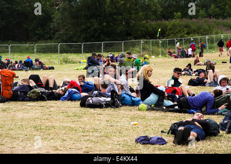 Balado, Kinross, UK. 14 juillet, 2014. Épuisé les campeurs en attente d'être prélevés le lundi matin après le dernier Balado D'après événement s'est terminé le dimanche soir. Credit : ALAN OLIVER/Alamy Live News Banque D'Images