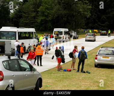 Balado, Kinross, UK. 14 juillet, 2014. Épuisé les campeurs en attente d'être prélevés le lundi matin après le dernier Balado D'après événement s'est terminé le dimanche soir. Credit : ALAN OLIVER/Alamy Live News Banque D'Images