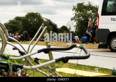 Balado, Kinross, UK. 14 juillet, 2014. Épuisé les campeurs en attente d'être prélevés le lundi matin après le dernier Balado D'après événement s'est terminé le dimanche soir. Credit : ALAN OLIVER/Alamy Live News Banque D'Images