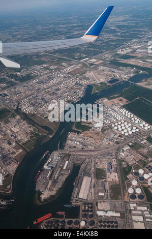 Houston, Texas, USA. 1er mai 2013. 5/1/2014 L'aile d'un avion de United Airlines est encadrée par le Houston ship channel et les nombreuses citernes d'hydrocarbures dans le port de Houston, au Texas. © Ralph Lauer/ZUMA/Alamy Fil Live News Banque D'Images