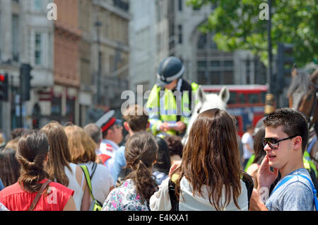 Londres, Angleterre, Royaume-Uni. Femme officier de police montée à Trafalgar Square Banque D'Images