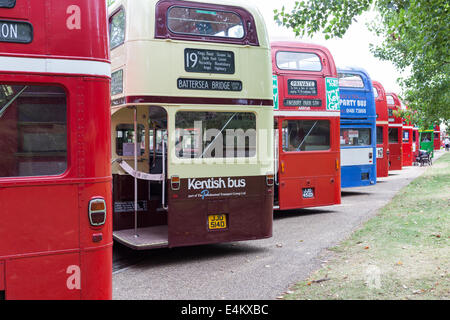 Au total, 136 ont assisté à 60 Routemasters Routemaster Finsbury Park, Londres. Banque D'Images