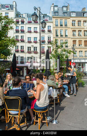 Paris, France, les touristes américains, assis à l'extérieur, le partage des boissons, café avec terrasse au Quartier Latin Banque D'Images