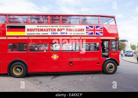 Au total, 136 ont assisté à 60 Routemasters Routemaster Finsbury Park, Londres. Banque D'Images